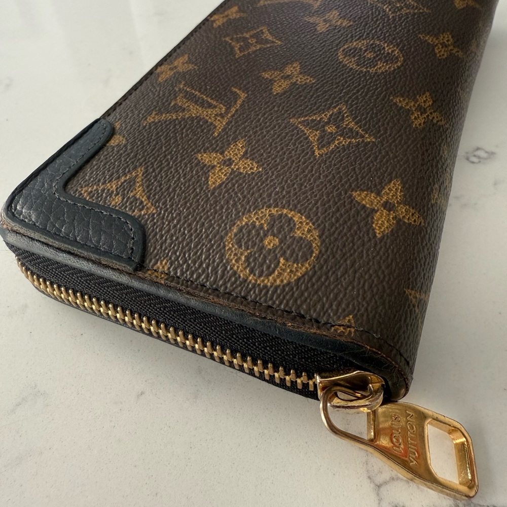 Louis Vuitton Zippy Monogram Wallet